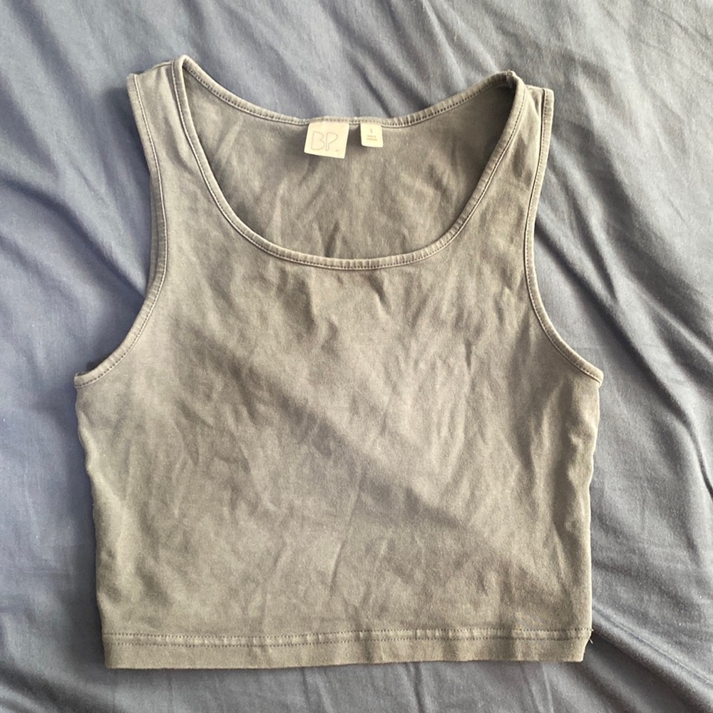 Gray fitted cropped tank